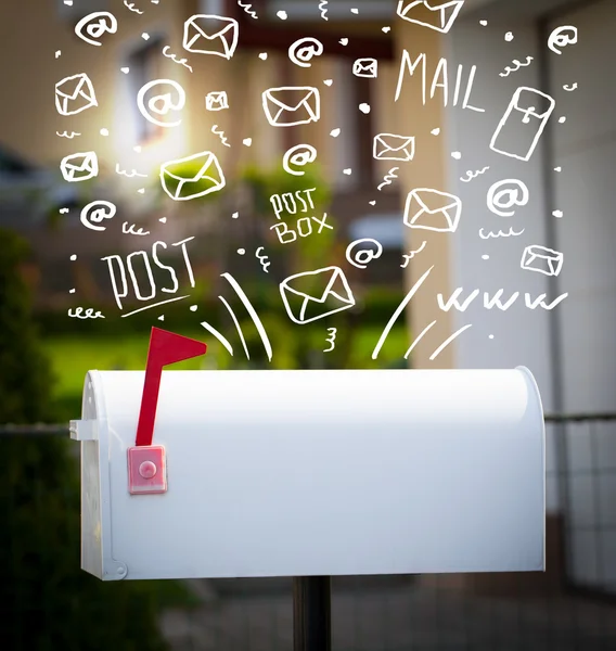 Pohlednice s bílými ručně kreslenými ikonami pošty — Stock fotografie