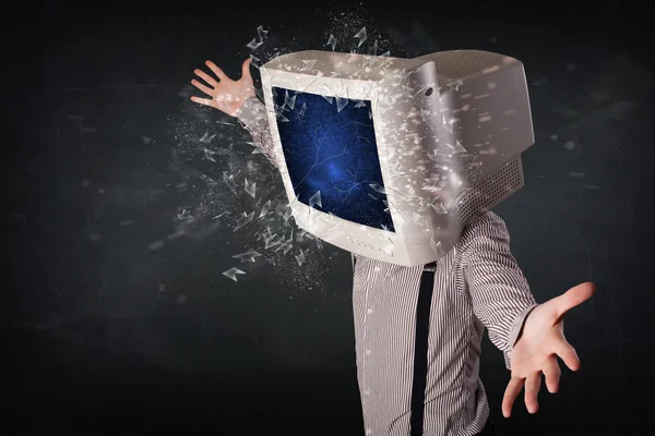 Pantalla de monitor de computadora que explota en la cabeza de un joven — Foto de Stock