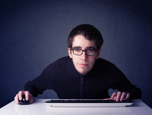 Hacker trabajando con teclado sobre fondo azul — Foto de Stock