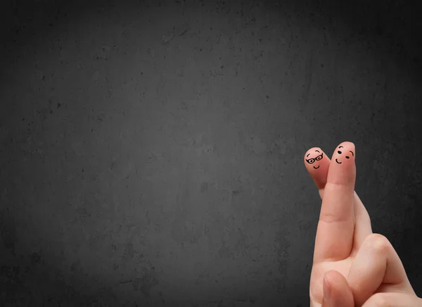 Happy vinger glimlacht met lege kopieerruimte donkere achtergrond — Stockfoto