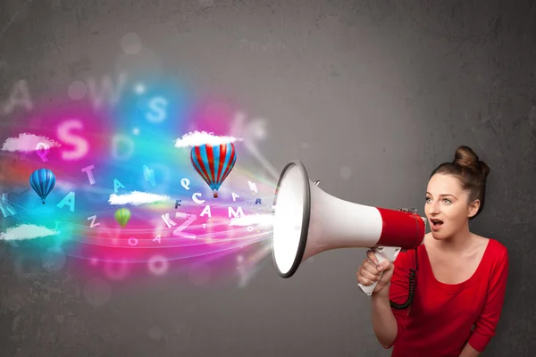 Menina gritando em megafone e texto abstrato e balões vêm — Fotografia de Stock