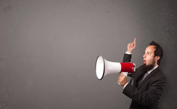 Guy gritando em megafone no fundo espaço cópia — Fotografia de Stock