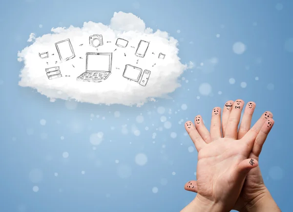 Dedos sorridentes felizes olhando para computação em nuvem com tecnologia — Fotografia de Stock