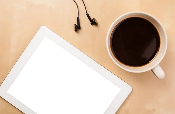Tablet pc com espaço vazio e uma xícara de café em uma mesa — Fotografia de Stock