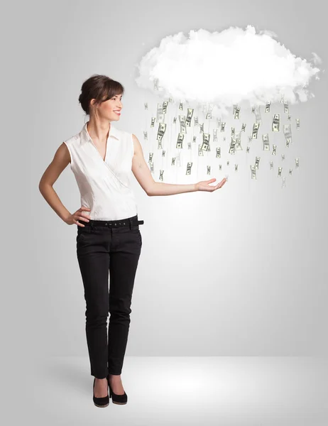 Mujer con concepto de nube y lluvia de dinero — Foto de Stock