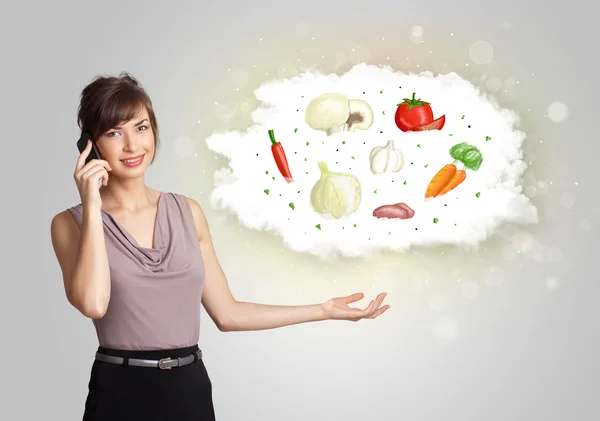 Bella donna che presenta una nuvola di sano vegetale nutrizionale — Foto Stock