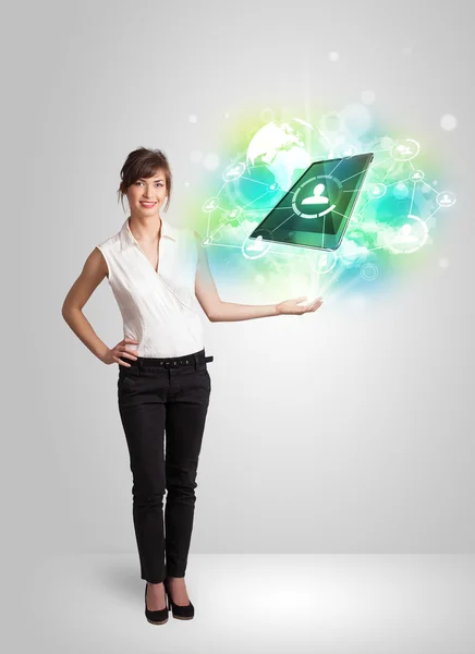 Geschäftsfrau zeigt modernes Tablet-Technologie-Konzept — Stockfoto