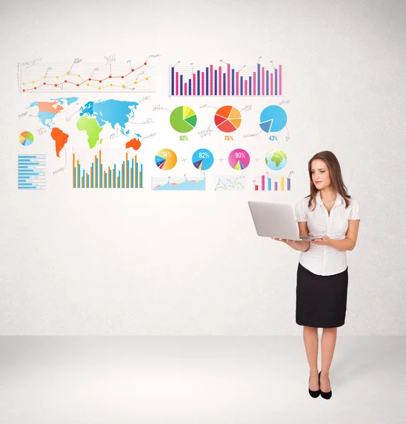 Mujer de negocios con gráficos y gráficos de colores — Foto de Stock