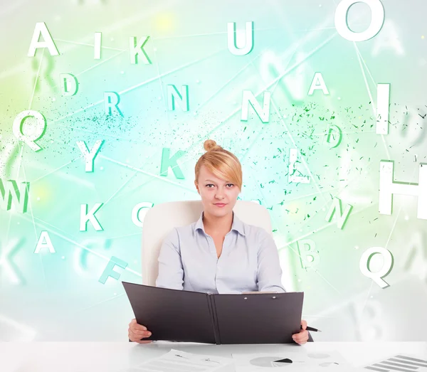 Femme d'affaires au bureau avec nuage de mots verts — Photo