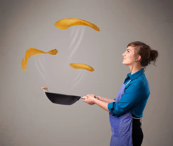 Frau backt Pfannkuchen — Stockfoto