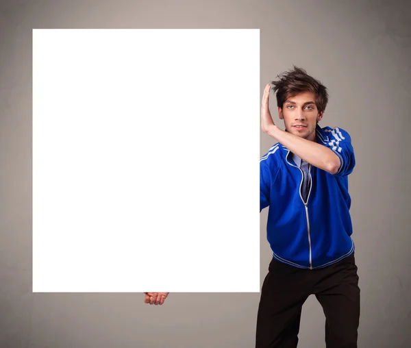 Молодий хлопчик представляє простір для копіювання білого паперу — стокове фото