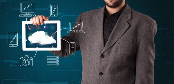 Zakenman toont met de hand getrokken cloud computing — Stockfoto