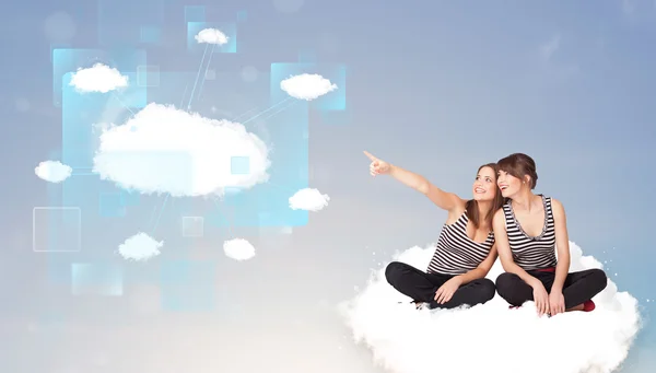Ragazze felici guardando la moderna rete cloud — Foto Stock