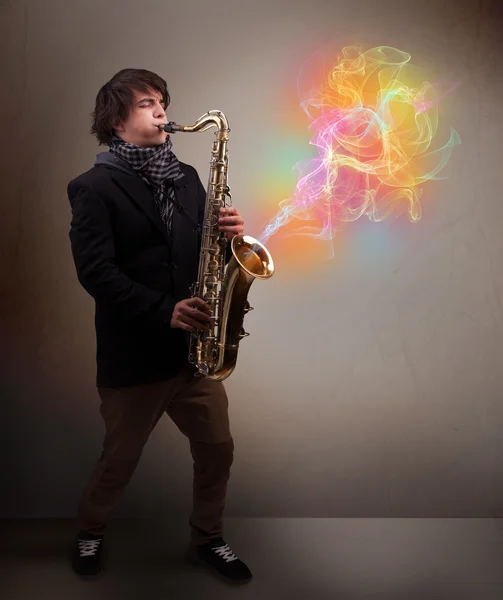 Atractivo músico tocando en saxofón con colorido abstracto —  Fotos de Stock