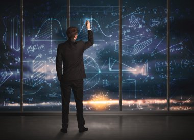 İş adamı iş grafikleri çiziyor