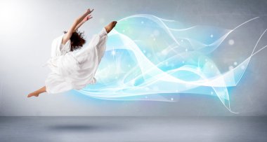 Etrafında soyut mavi eşarpla atlayan sevimli bir genç.