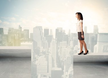 çatı kenarında duran işkadını