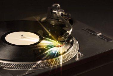 müzik oyuncu oynarken vinil ile parlayan gerek gelen satırları