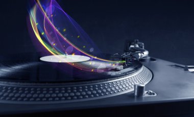 Turntable parlayan soyut çizgilerle vinil oynuyor