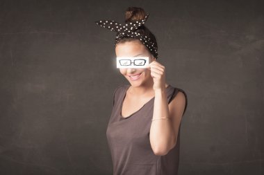 Elle çizilmiş kağıt gözlüklerle bakan mutlu kız. 