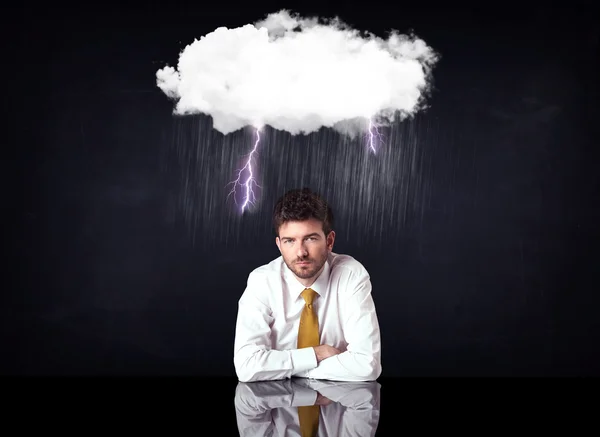 Депресивний бізнесмен сидить під хмарою — стокове фото