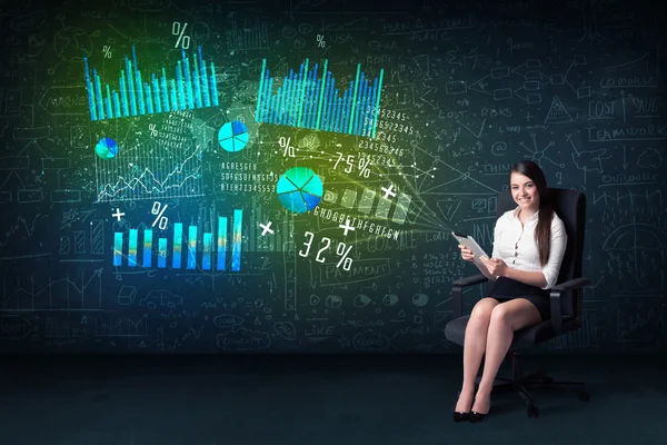 Empresaria en oficina con tableta en mano y gráfico de alta tecnología — Foto de Stock