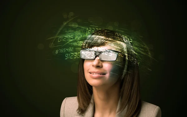 Mujer de negocios mirando cálculos de números de alta tecnología —  Fotos de Stock