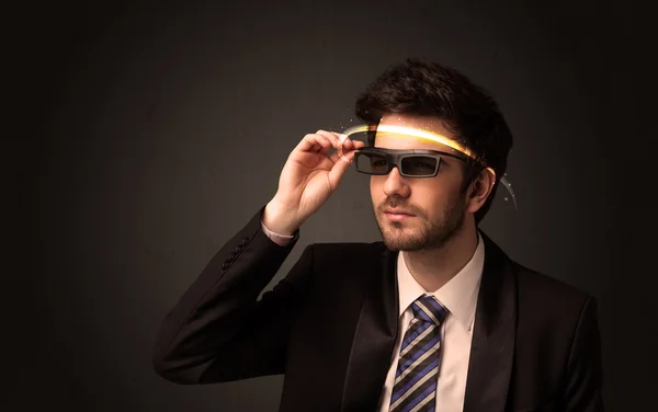 Bonito homem olhando com óculos futuristas de alta tecnologia — Fotografia de Stock