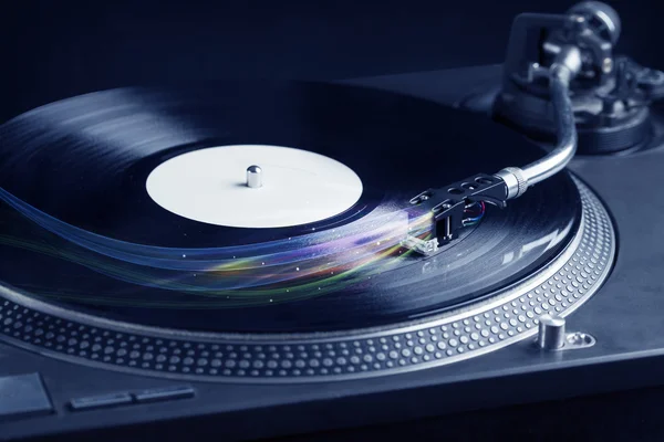 Musikspelare spelar vinylmusik med färgglada abstrakta linjer — Stockfoto