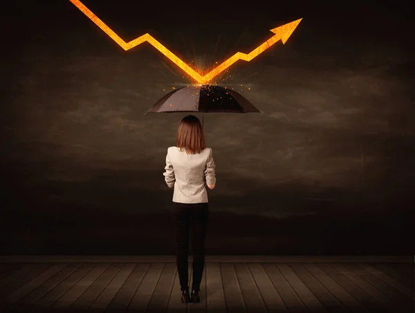 Femme d'affaires debout avec parapluie gardant flèche orange — Photo