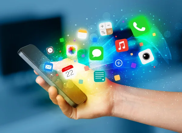 Handhaltendes Smartphone mit bunten App-Icons — Stockfoto