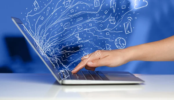 Uomo premendo computer portatile notebook con icona doodle cloud sym — Foto Stock