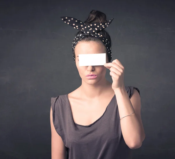 Menina bonita segurando papel espaço em branco cópia em seus olhos — Fotografia de Stock