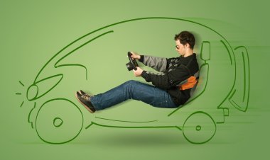 Adam çevre dostu elektrikli el arabası kullanıyor. 
