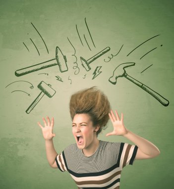 Saç stili ve baş ağrısı çekiç sembollü yorgun bir kadın. 