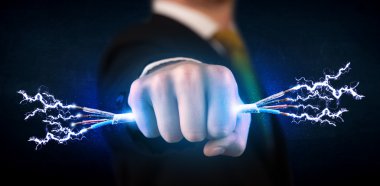 Elektrik kablolarını tutan iş adamı