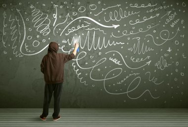 Genç şehir ressamı çiziyor