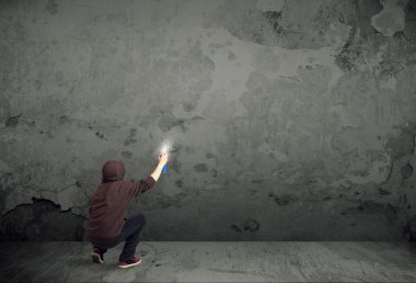 Genç şehir ressamı çizmeye başladı.