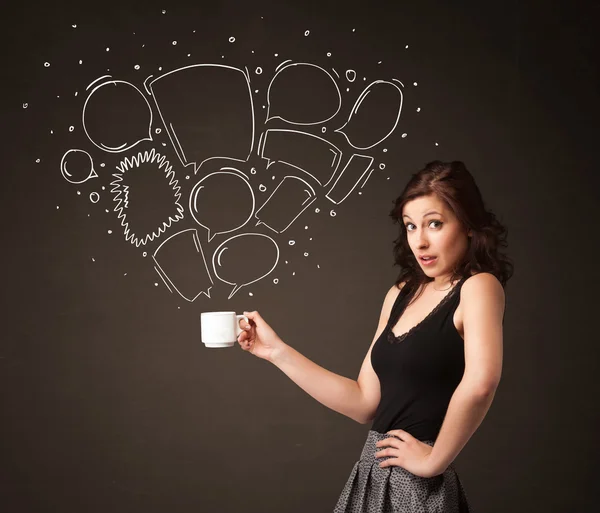 Affärskvinna som håller en vit kopp med pratbubblor — Stockfoto