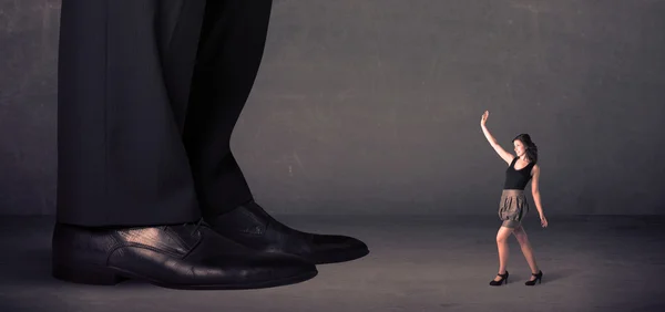 Enormes piernas con pequeña empresaria de pie en el concepto de frente —  Fotos de Stock