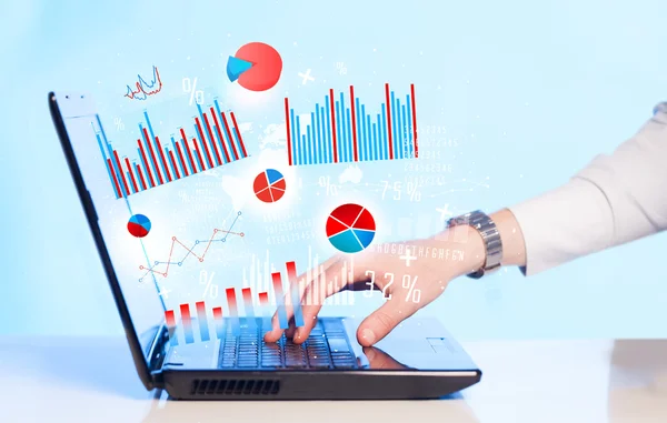 Escribir a mano en la computadora portátil moderna portátil con iconos de gráfico — Foto de Stock