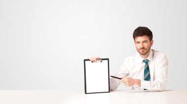 Beyaz geçmişi olan bir iş adamı.