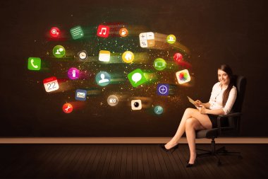 Ofis koltuğu tablet ile ve renkli içinde oturan iş kadın 