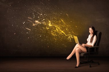 İşkadını arka plan laptop ve enerji patlaması ile