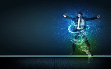 Yetenekli neşeli iş adamı parlayan enerji hatlarıyla zıplıyor