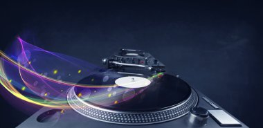 Turntable parlayan soyut çizgilerle vinil oynuyor