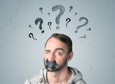 Ağzı yapış yapış ve soru işaretleri olan genç bir adam.