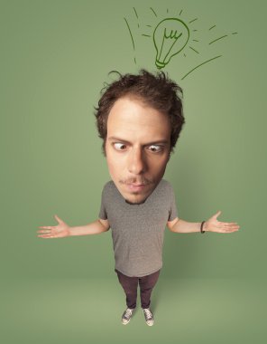 Fikir ampulü olan koca kafalı biri.