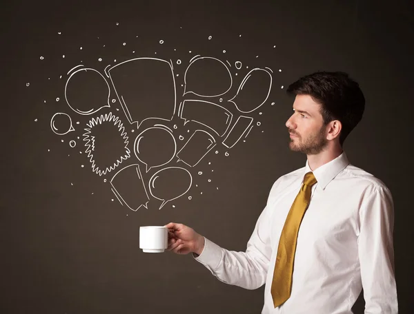 Empresario sosteniendo una taza blanca con burbujas de habla — Foto de Stock