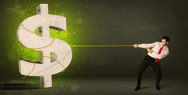 Деловой человек тянет большой зеленый знак доллара — стоковое фото